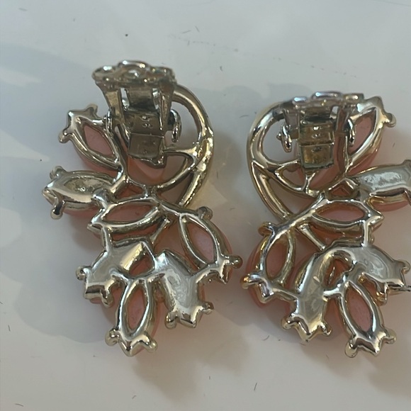 Vintage Gold tone/Pink/peach,
moon glow, thermoset, Leaf Clip-On Earrings - Picture 6 of 8